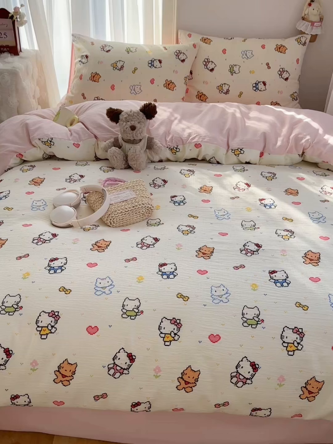 91家纺网 家纺一手货源 找家纺 初念 2025新款敲可爱的奶呼呼云感双层纱简约四件套系列超级治愈~ 像素小猫