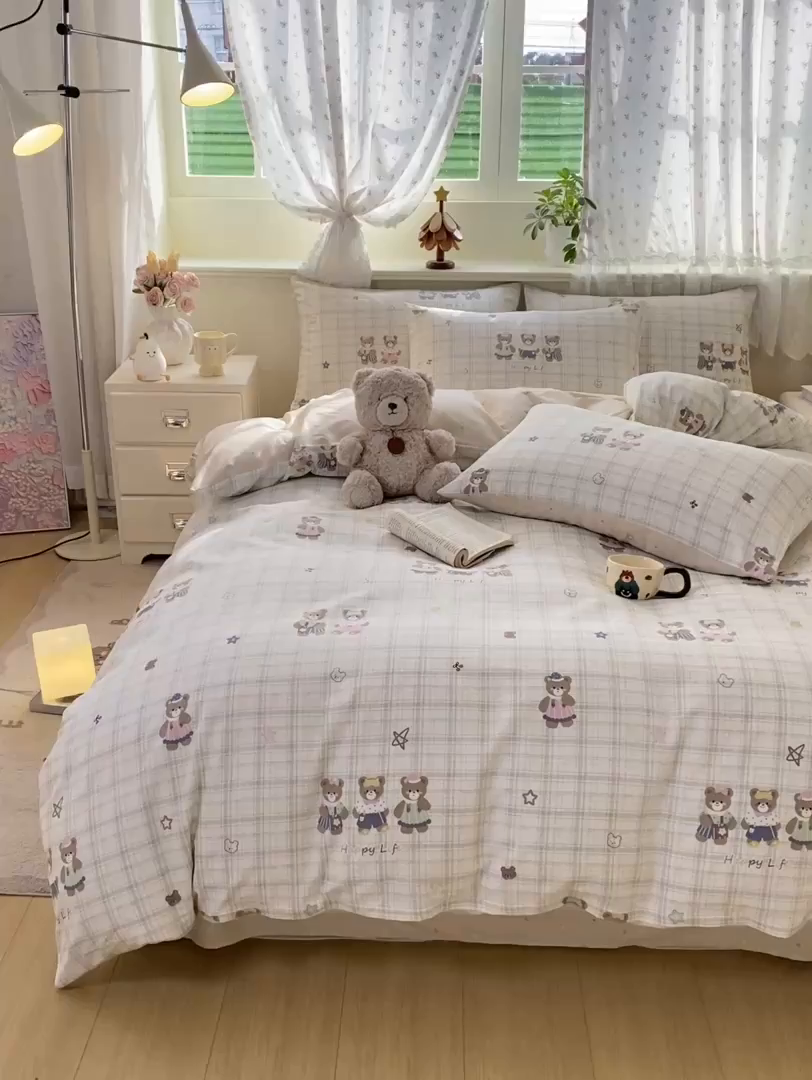 91家纺网 家纺一手货源 找家纺 红日子纺织品 2026新款12868纯棉全棉印花卡通系列四件套 多乐熊