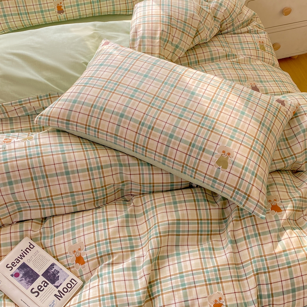 91家纺网 家纺一手货源 找家纺 红日子纺织品 2026新款12868纯棉全棉印花卡通系列四件套 格彩小象