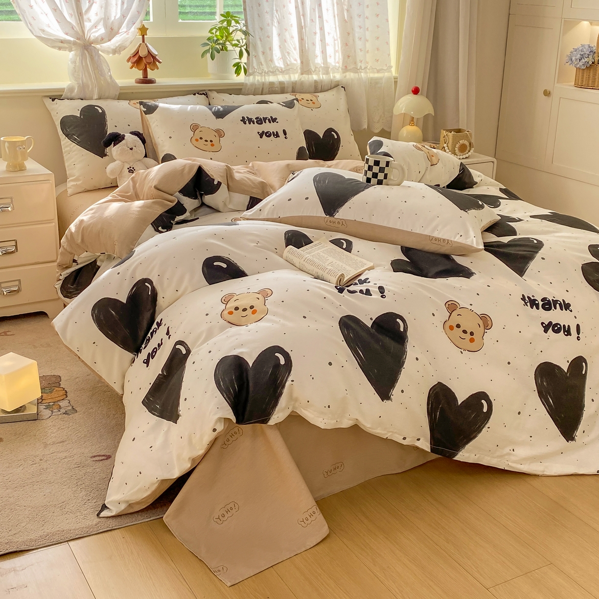 91家纺网 家纺一手货源 找家纺 红日子纺织品 2026新款12868纯棉全棉印花卡通系列四件套 萌心熊宝