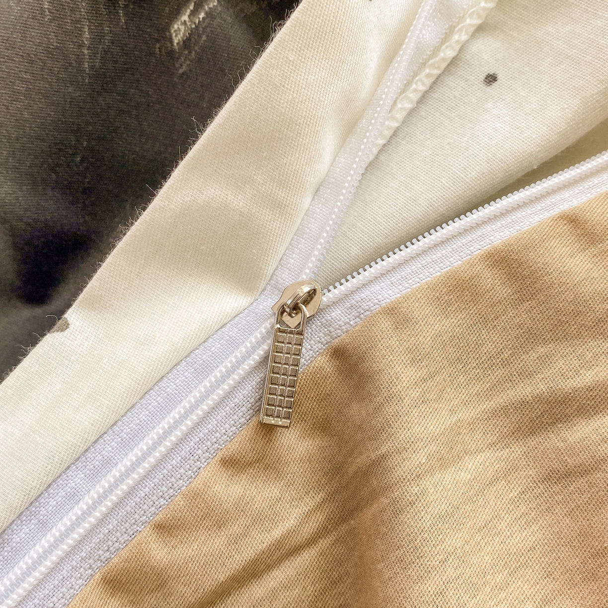 91家纺网 家纺一手货源 找家纺 红日子纺织品 2026新款12868纯棉全棉印花卡通系列四件套 萌心熊宝