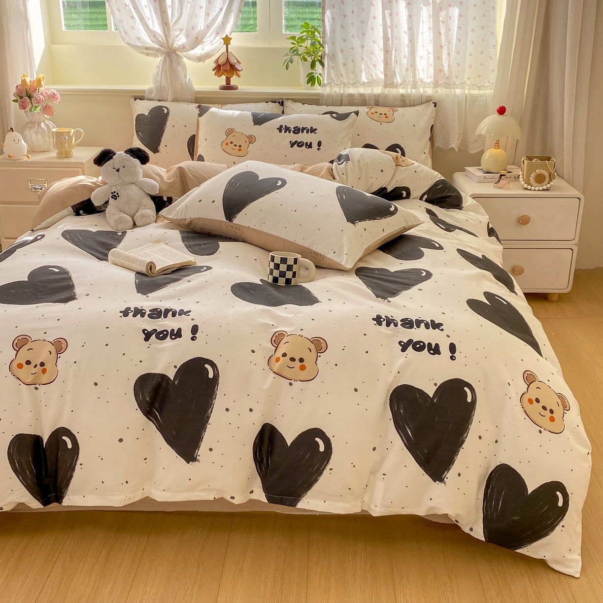 91家纺网 家纺一手货源 找家纺 红日子纺织品 2026新款12868纯棉全棉印花卡通系列四件套 萌心熊宝