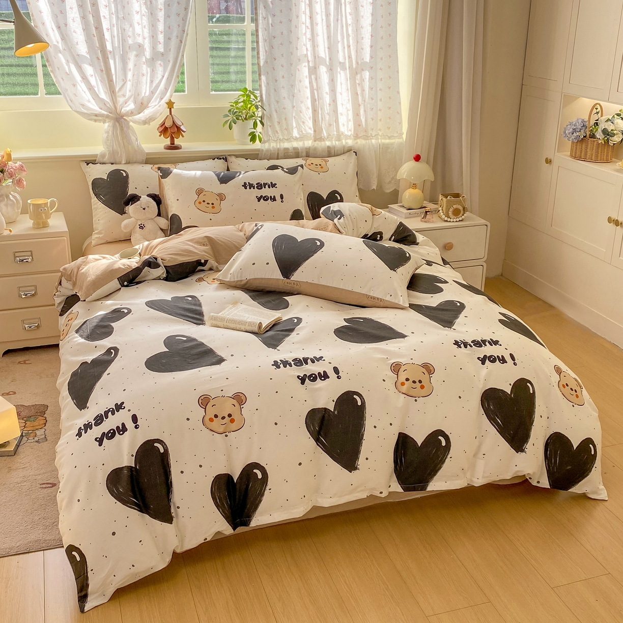 91家纺网 家纺一手货源 找家纺 红日子纺织品 2026新款12868纯棉全棉印花卡通系列四件套 萌心熊宝