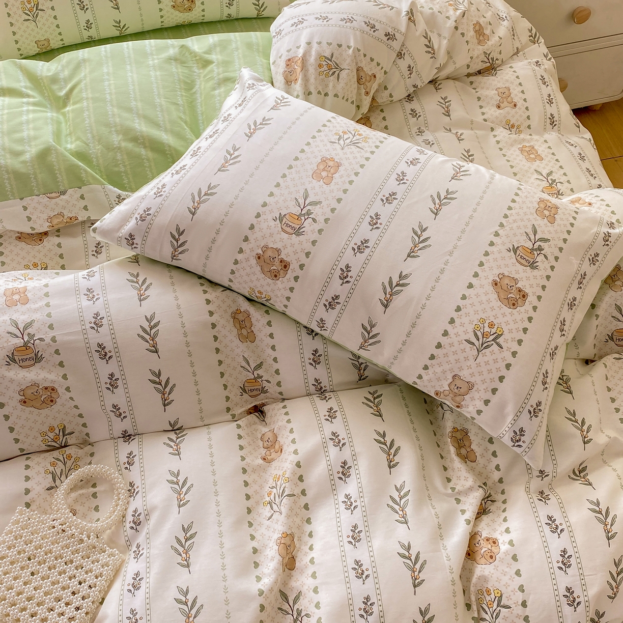 91家纺网 家纺一手货源 找家纺 红日子纺织品 2026新款12868纯棉全棉印花卡通系列四件套 小熊慕斯