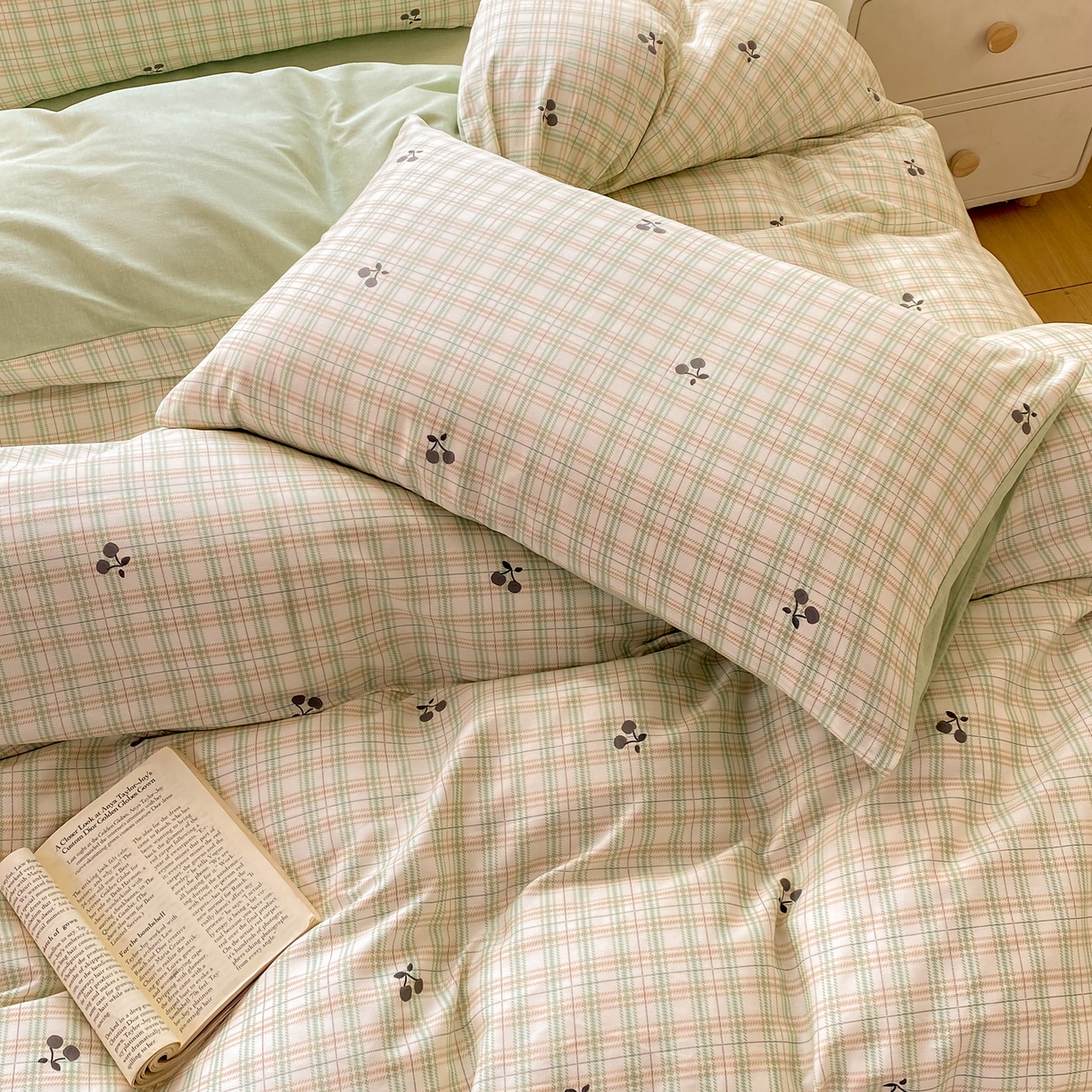 91家纺网 家纺一手货源 找家纺 红日子纺织品 2026新款12868纯棉全棉印花卡通系列四件套 印象樱桃