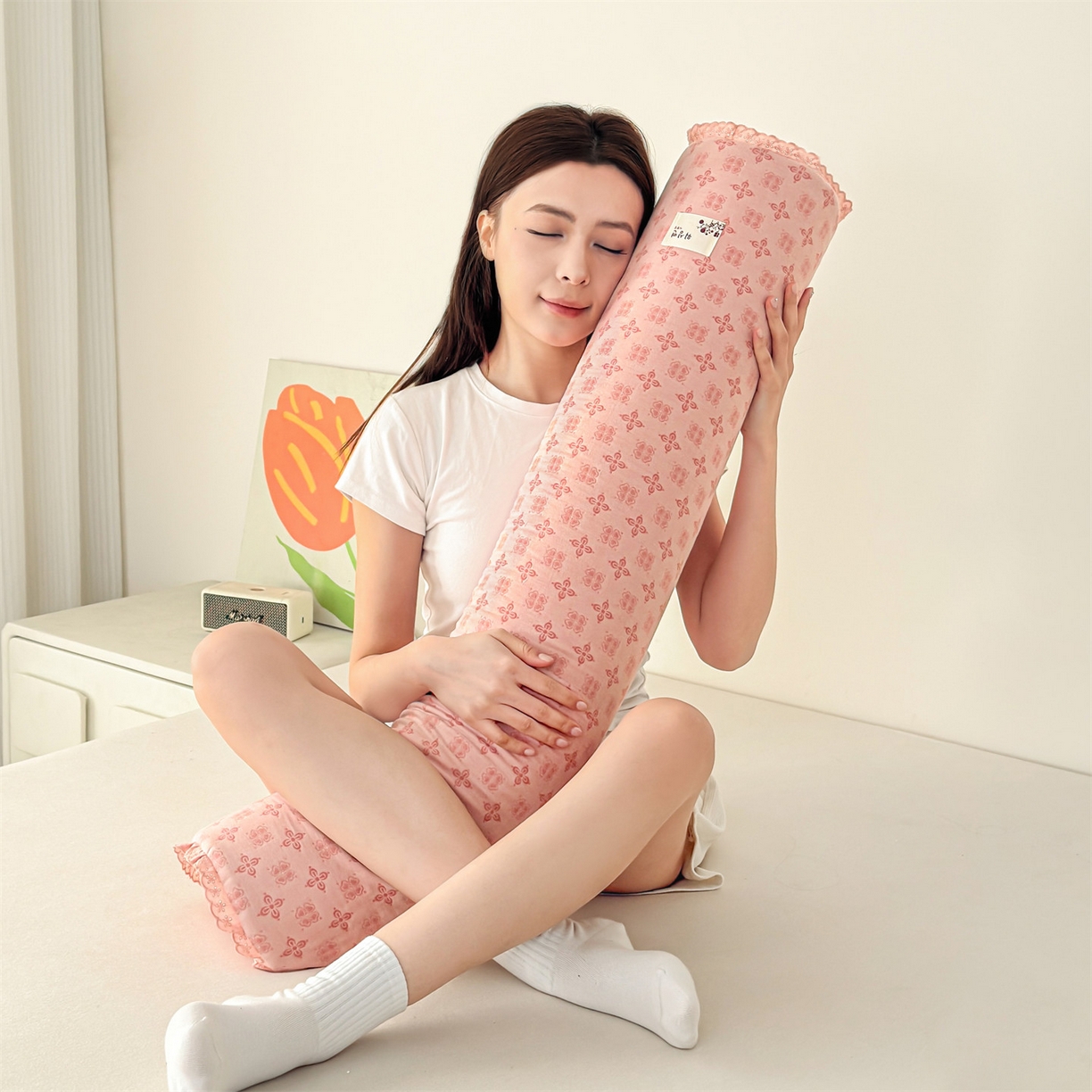 91家纺网 家纺一手货源 找家纺 麦肯锡 2025新款记忆棉圆柱伴眠长抱枕 枕头 粉色【模特图】/只