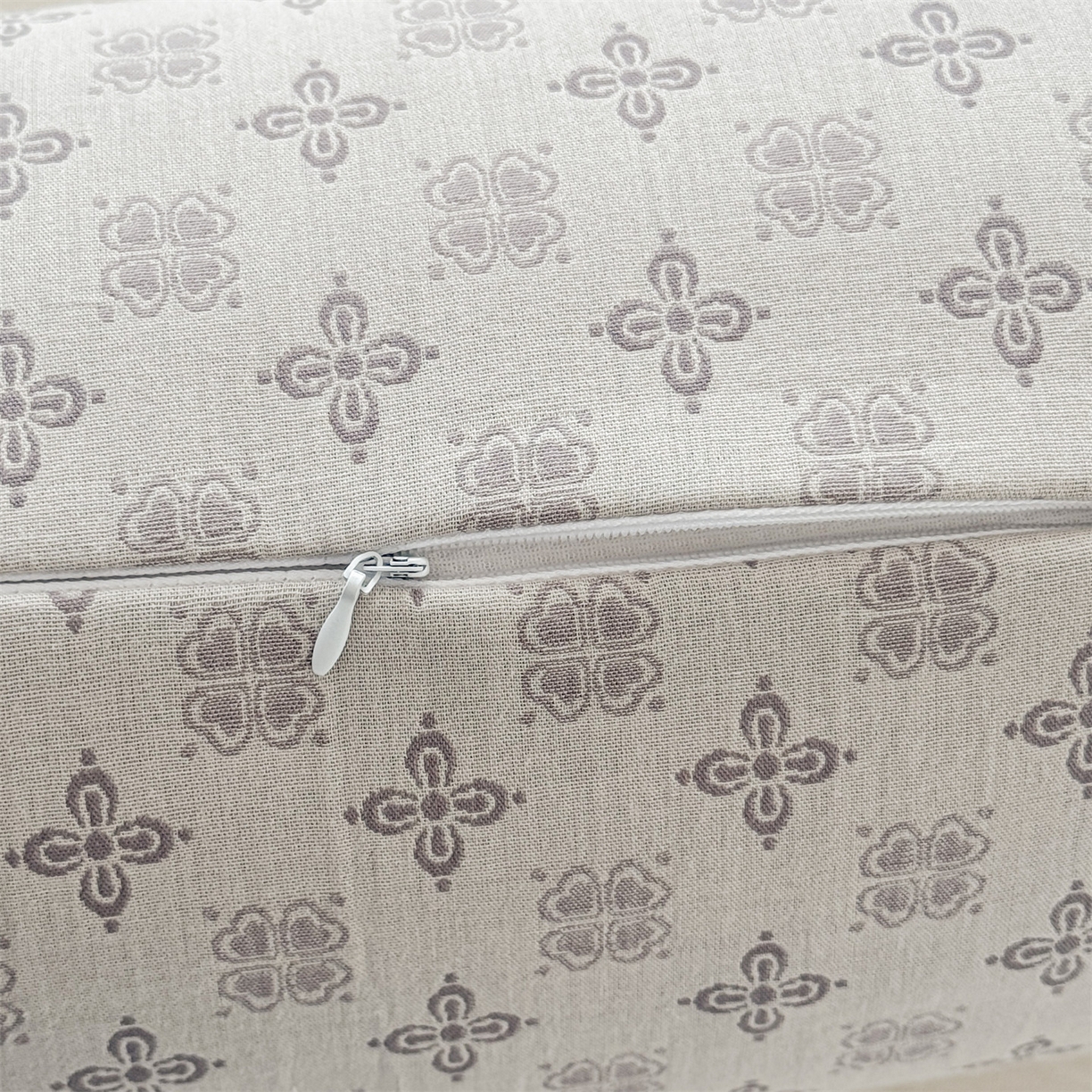 91家纺网 家纺一手货源 找家纺 麦肯锡 2025新款记忆棉圆柱伴眠长抱枕 枕头 灰色【产品图】/只