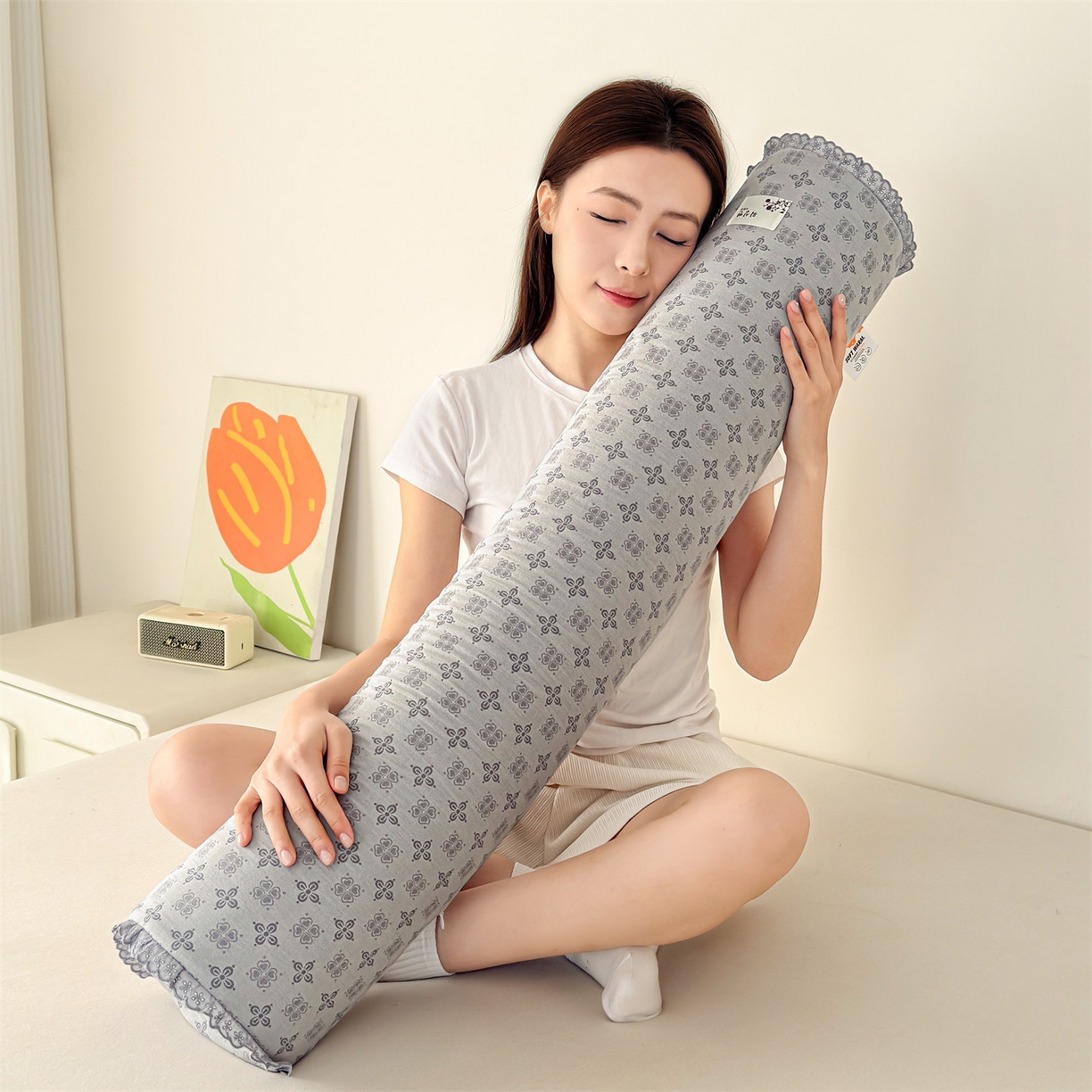 91家纺网 家纺一手货源 找家纺 麦肯锡 2025新款记忆棉圆柱伴眠长抱枕 枕头 灰色【模特图】/只