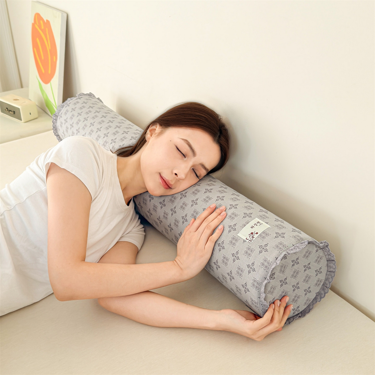 91家纺网 家纺一手货源 找家纺 麦肯锡 2025新款记忆棉圆柱伴眠长抱枕 枕头 灰色【模特图】/只