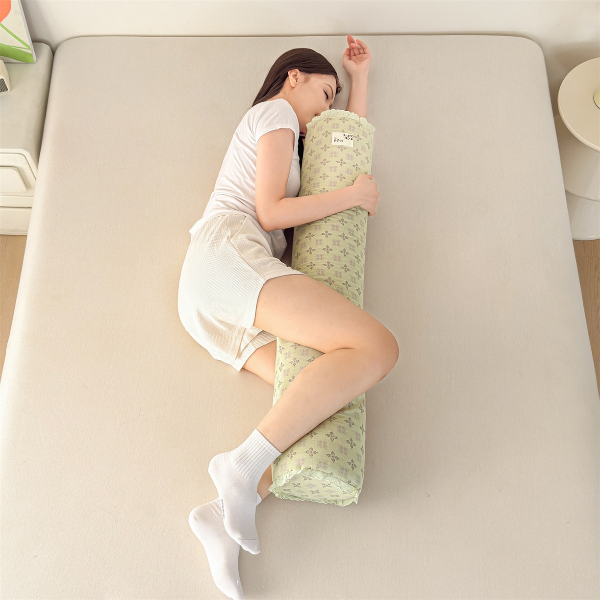 91家纺网 家纺一手货源 找家纺 麦肯锡 2025新款记忆棉圆柱伴眠长抱枕 枕头 绿色【模特图】/只