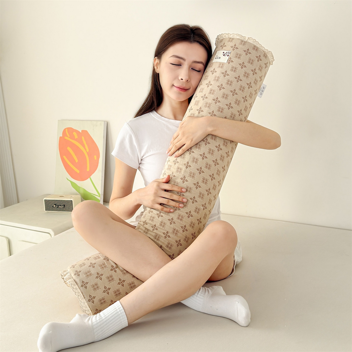 91家纺网 家纺一手货源 找家纺 麦肯锡 2025新款记忆棉圆柱伴眠长抱枕 枕头 棕色【模特图】/只