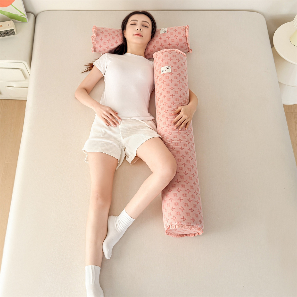 91家纺网 家纺一手货源 找家纺 麦肯锡 2025新款记忆棉圆柱伴眠长抱枕 枕头 粉色【模特图】/对