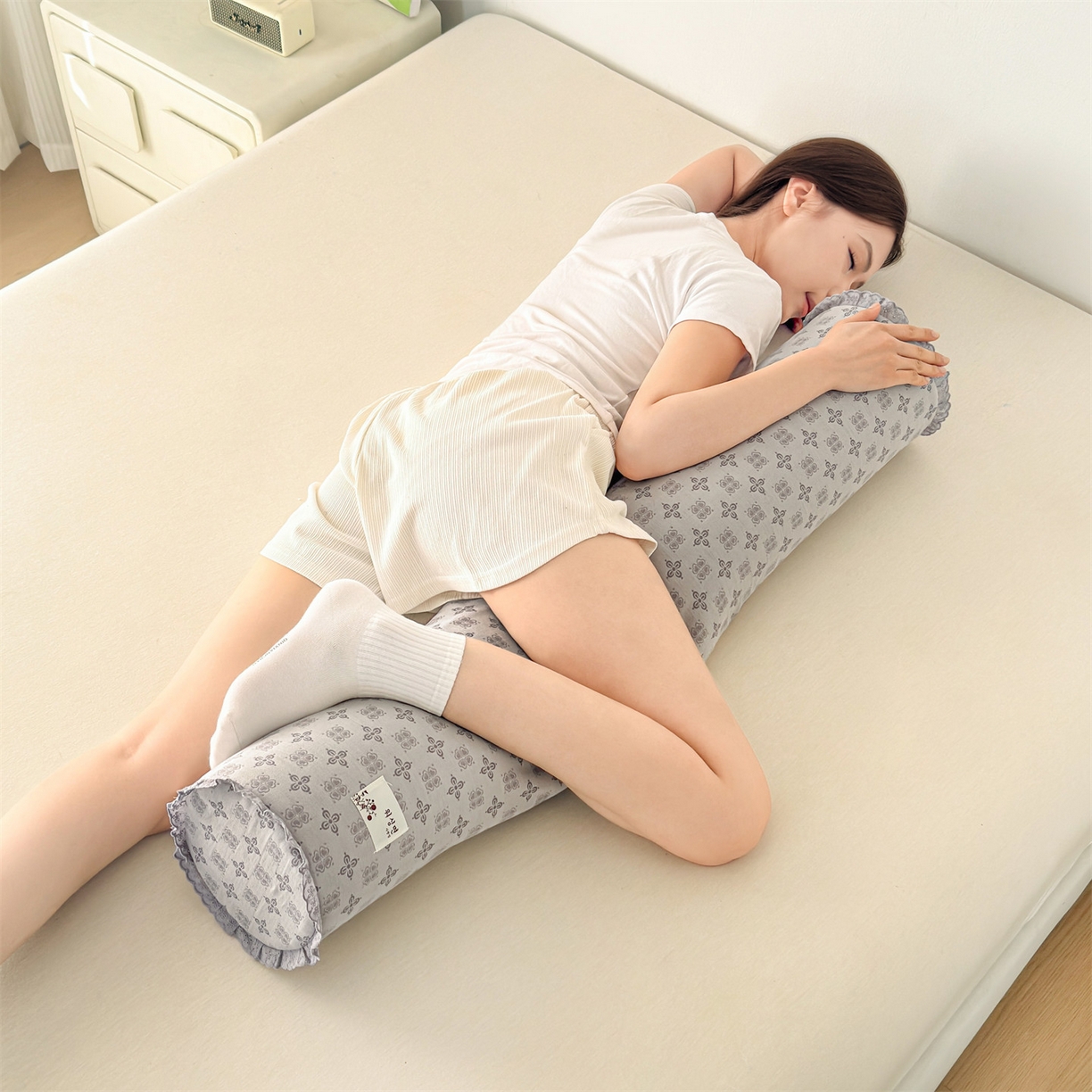 91家纺网 家纺一手货源 找家纺 麦肯锡 2025新款记忆棉圆柱伴眠长抱枕 枕头 灰色【模特图】/对