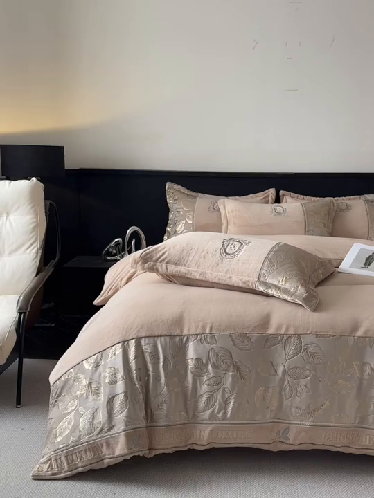 91家纺网 家纺一手货源 找家纺 帝王家纺 2025新款冬季刺绣加厚保暖烫金牛奶绒四件套珊瑚绒轻奢高级感 香槟