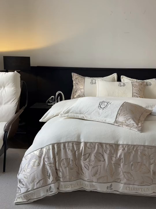 91家纺网 家纺一手货源 找家纺 帝王家纺 2025新款冬季刺绣加厚保暖烫金牛奶绒四件套珊瑚绒轻奢高级感 米白