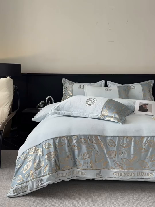 91家纺网 家纺一手货源 找家纺 帝王家纺 2025新款冬季刺绣加厚保暖烫金牛奶绒四件套珊瑚绒轻奢高级感 青蓝