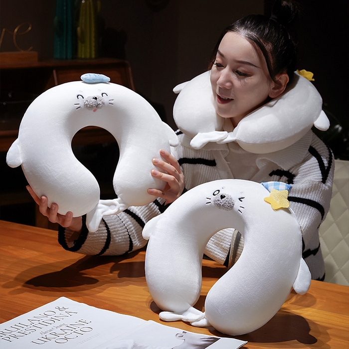 91家纺网 家纺一手货源 找家纺 仟亿莱 2025新款萌萌海豹记忆棉U枕枕头枕芯 记忆眯眯眼海豹