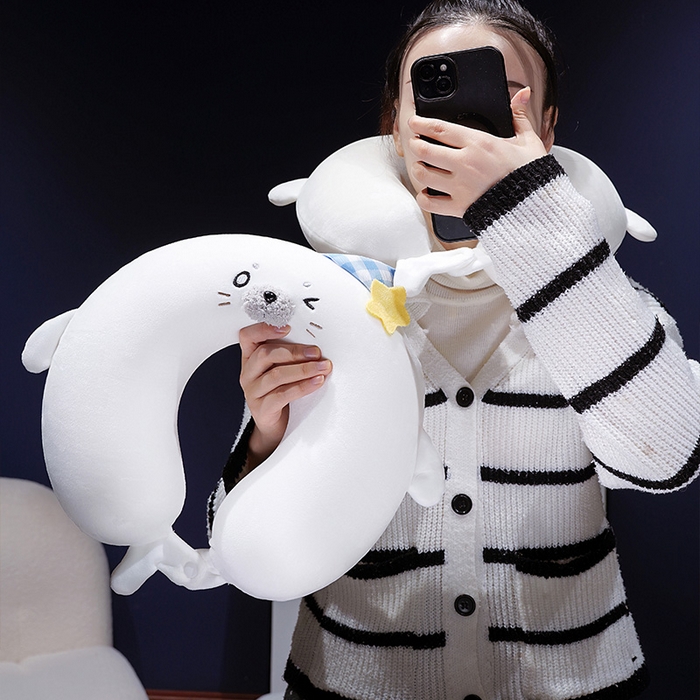 91家纺网 家纺一手货源 找家纺 仟亿莱 2025新款萌萌海豹记忆棉U枕枕头枕芯 记忆眯眯眼海豹