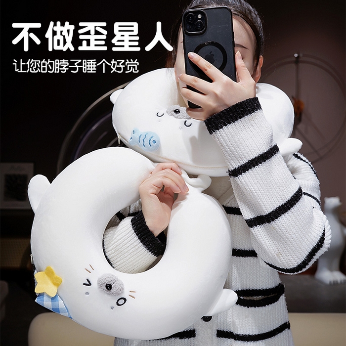 91家纺网 家纺一手货源 找家纺 仟亿莱 2025新款萌萌海豹记忆棉U枕枕头枕芯 记忆眯眯眼海豹