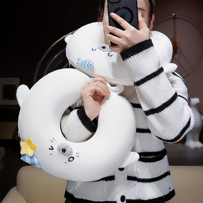 91家纺网 家纺一手货源 找家纺 仟亿莱 2025新款萌萌海豹记忆棉U枕枕头枕芯 记忆眯眯眼海豹