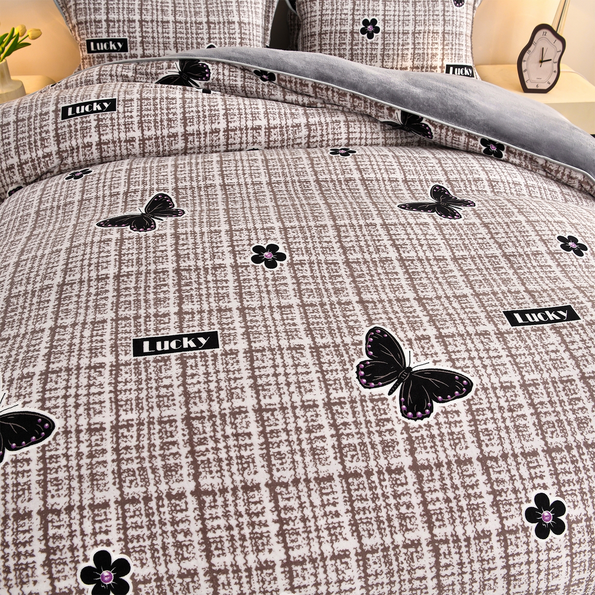 91家纺网 家纺一手货源 找家纺 曼尼家纺 2025新款7斤高克重牛奶绒四件套 汀兰蝶语