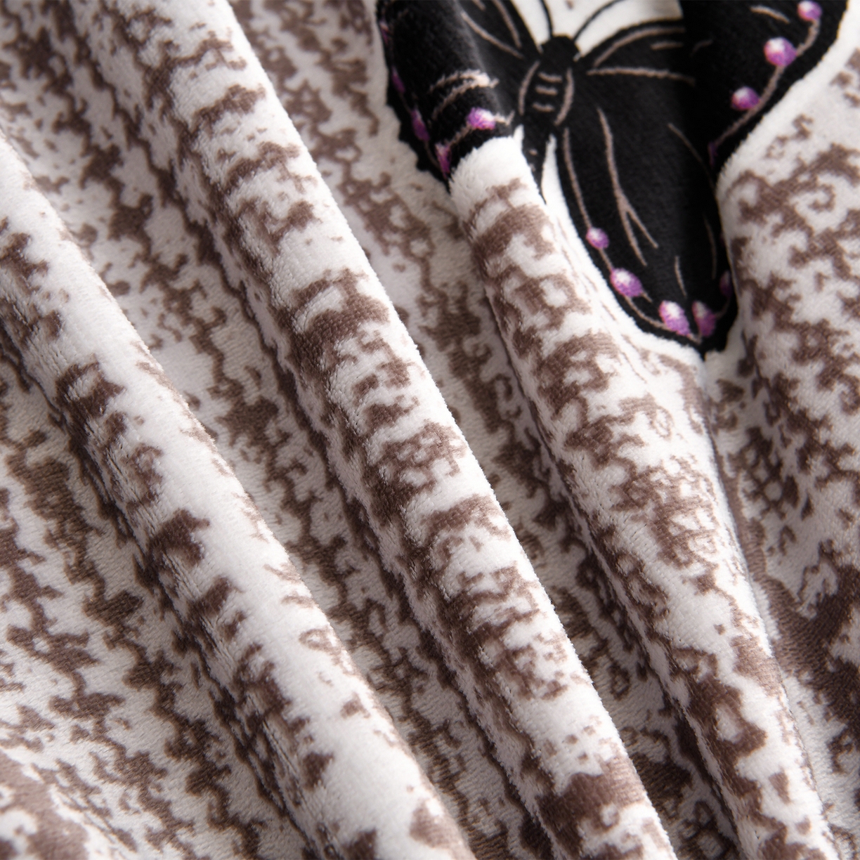 91家纺网 家纺一手货源 找家纺 曼尼家纺 2025新款7斤高克重牛奶绒四件套 汀兰蝶语