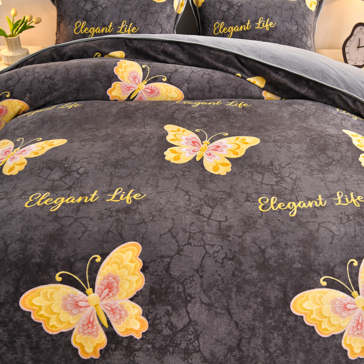 91家纺网 家纺一手货源 找家纺 曼尼家纺 2025新款7斤高克重牛奶绒四件套 流萤蝶影