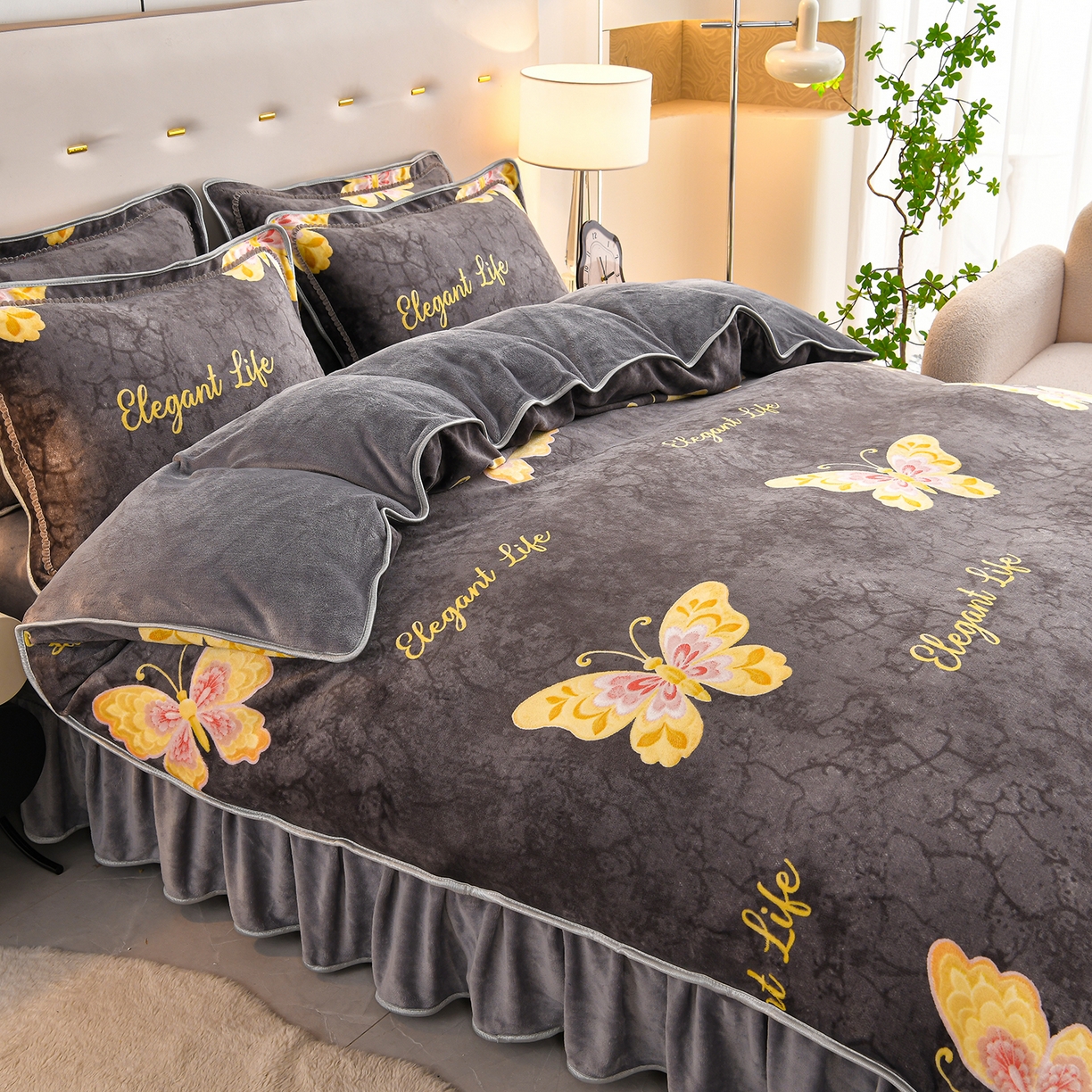 91家纺网 家纺一手货源 找家纺 曼尼家纺 2025新款7斤高克重牛奶绒四件套 流萤蝶影