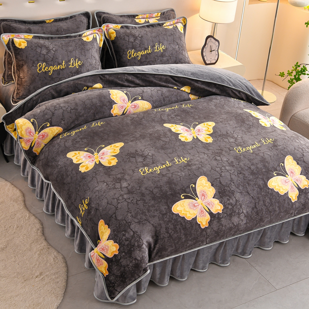 91家纺网 家纺一手货源 找家纺 曼尼家纺 2025新款7斤高克重牛奶绒四件套 流萤蝶影