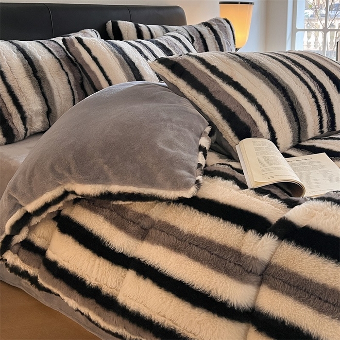 91家纺网 家纺一手货源 找家纺 玖琳家纺 2025新款双面高端高克重‬兔绒毛‬牛奶绒轻奢款四件套- 时光系列 黑白条