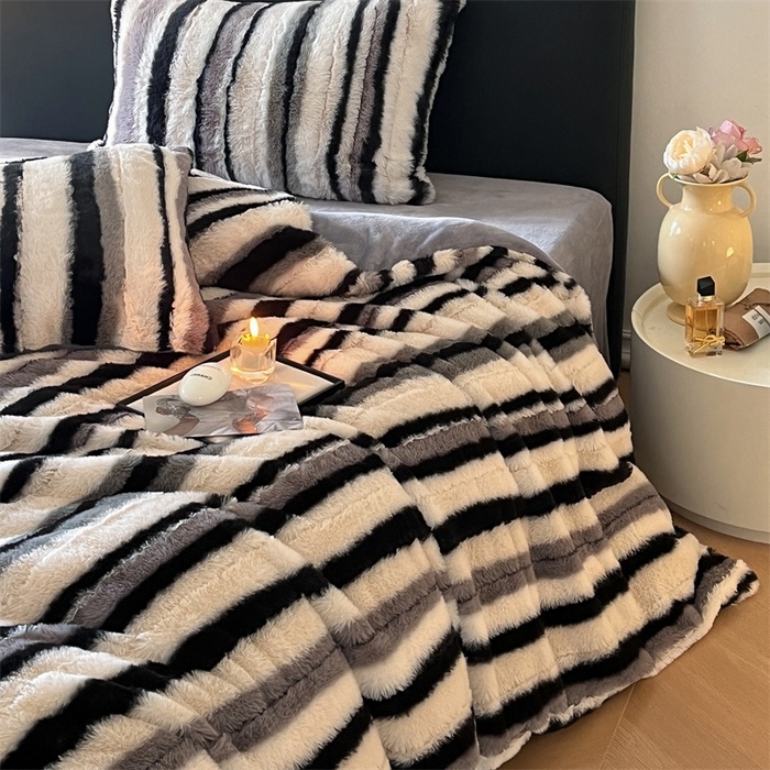 91家纺网 家纺一手货源 找家纺 玖琳家纺 2025新款双面高端高克重‬兔绒毛‬牛奶绒轻奢款四件套- 时光系列 黑白条