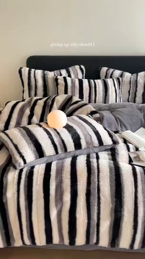 91家纺网 家纺一手货源 找家纺 玖琳家纺 2025新款双面高端高克重‬兔绒毛‬牛奶绒轻奢款四件套- 时光系列 黑白条