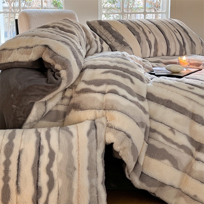 91家纺网 家纺一手货源 找家纺 玖琳家纺 2025新款双面高端高克重‬兔绒毛‬牛奶绒轻奢款四件套- 时光系列 灰白条