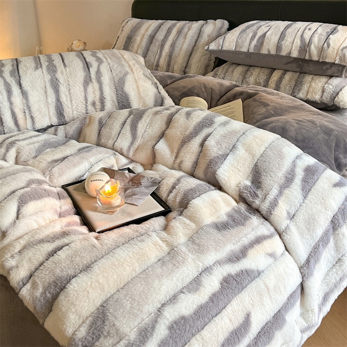 91家纺网 家纺一手货源 找家纺 玖琳家纺 2025新款双面高端高克重‬兔绒毛‬牛奶绒轻奢款四件套- 时光系列 灰白条