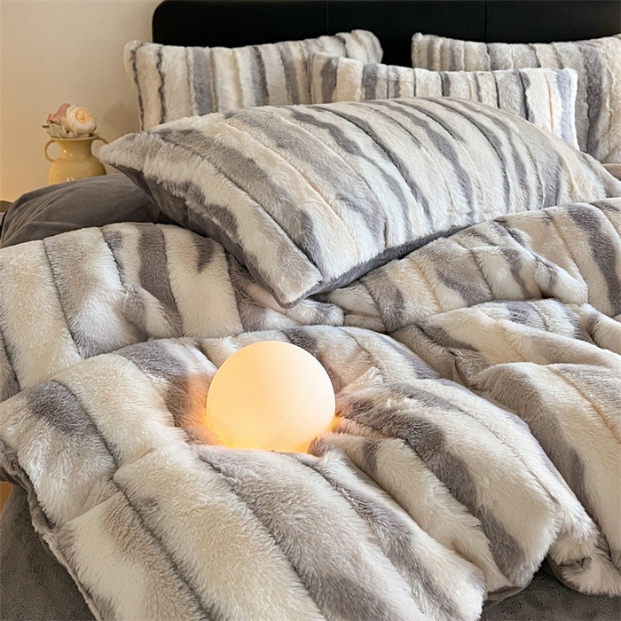 91家纺网 家纺一手货源 找家纺 玖琳家纺 2025新款双面高端高克重‬兔绒毛‬牛奶绒轻奢款四件套- 时光系列 灰白条