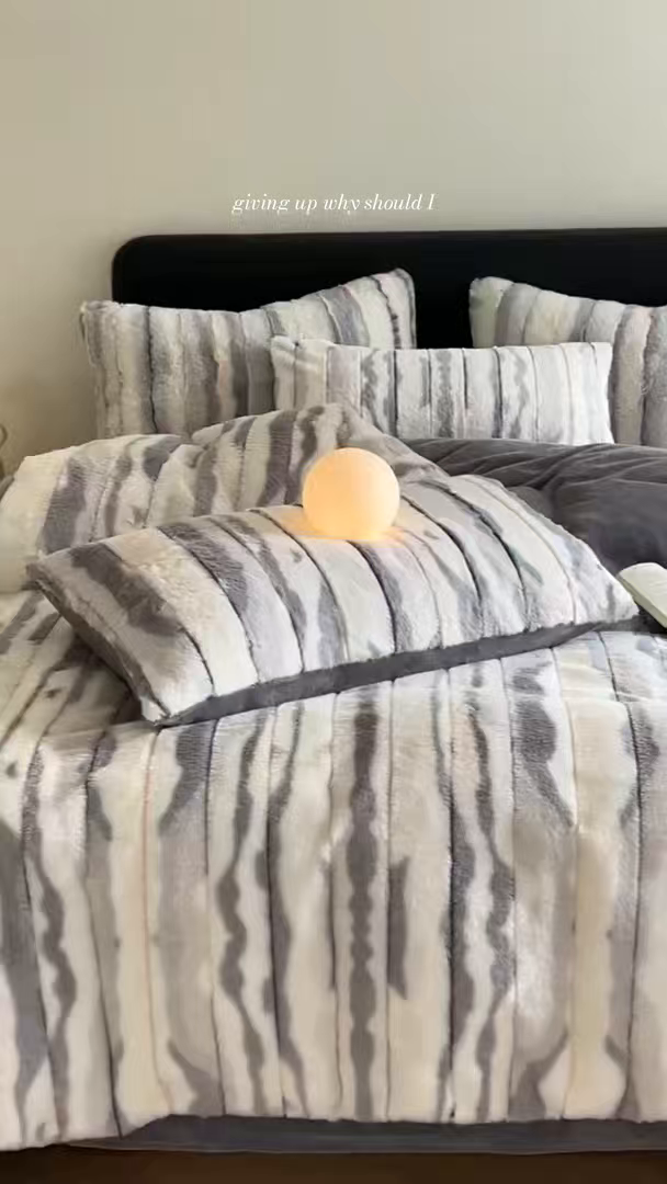 91家纺网 家纺一手货源 找家纺 玖琳家纺 2025新款双面高端高克重‬兔绒毛‬牛奶绒轻奢款四件套- 时光系列 灰白条