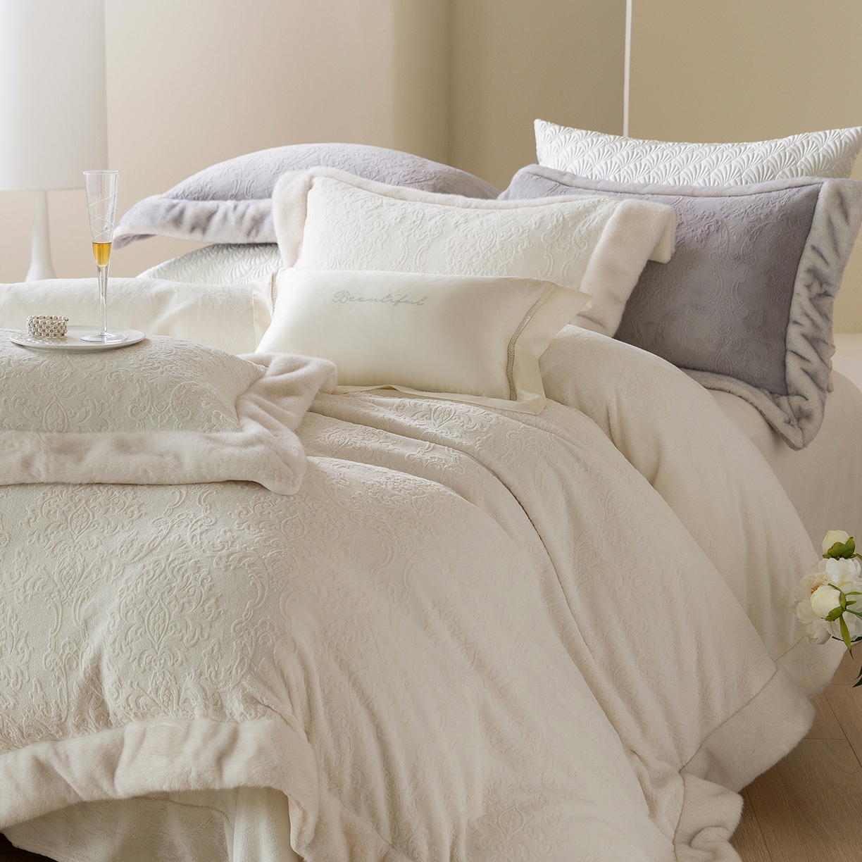 91家纺网 家纺一手货源 找家纺 （总）佳汐蓝家纺 2025新款奶芙绒浮雕工艺四件套-雪春北集 控价：券后不低于458