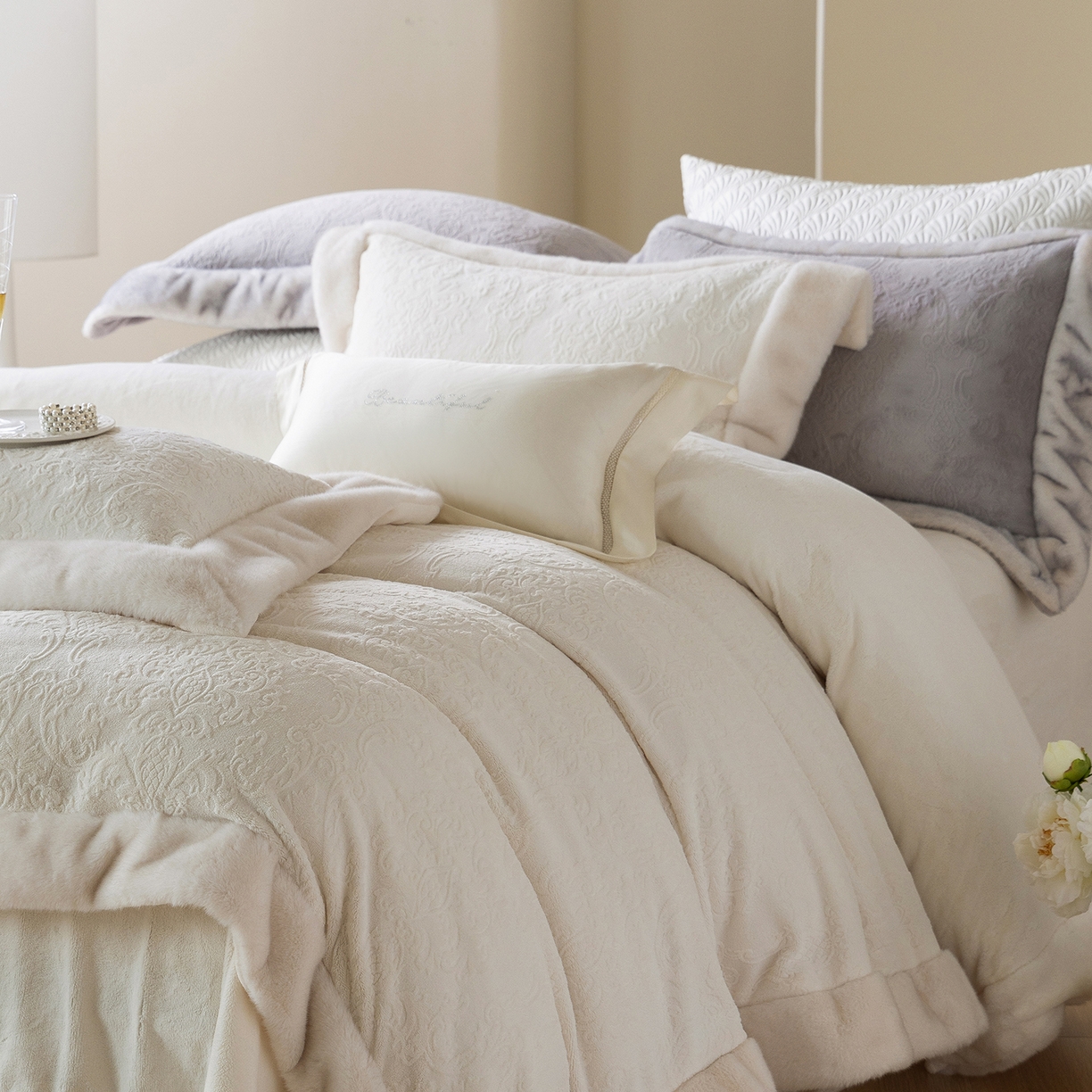 91家纺网 家纺一手货源 找家纺 （总）佳汐蓝家纺 2025新款奶芙绒浮雕工艺四件套-雪春北集 控价：券后不低于458