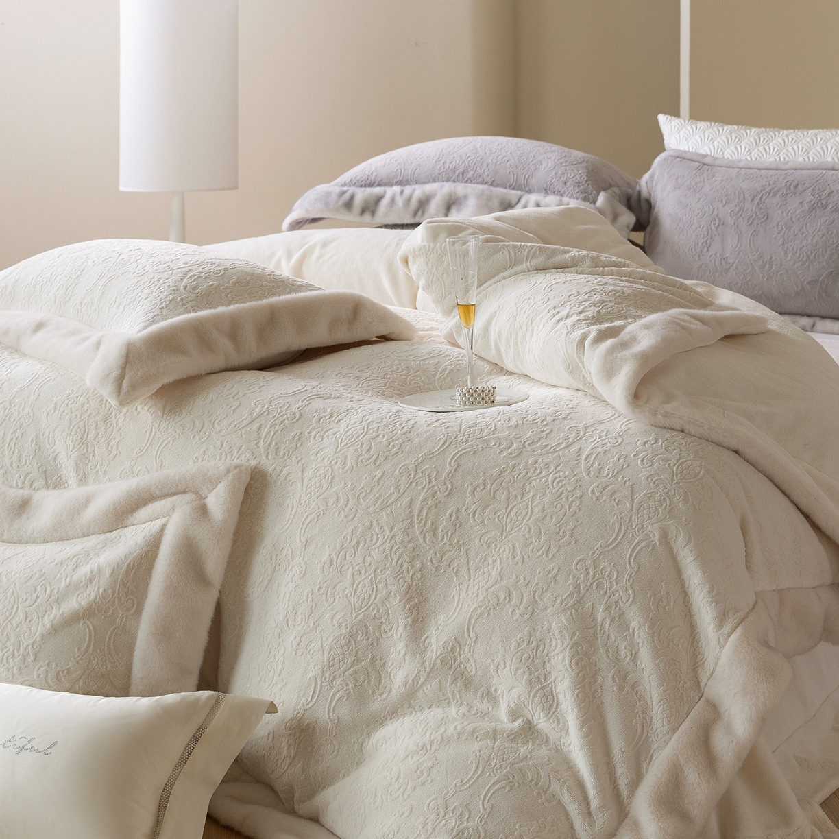 91家纺网 家纺一手货源 找家纺 （总）佳汐蓝家纺 2025新款奶芙绒浮雕工艺四件套-雪春北集 控价：券后不低于458