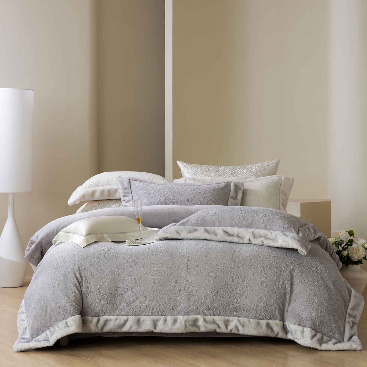 91家纺网 家纺一手货源 找家纺 （总）佳汐蓝家纺 2025新款奶芙绒浮雕工艺四件套-雪春北集 控价：券后不低于458