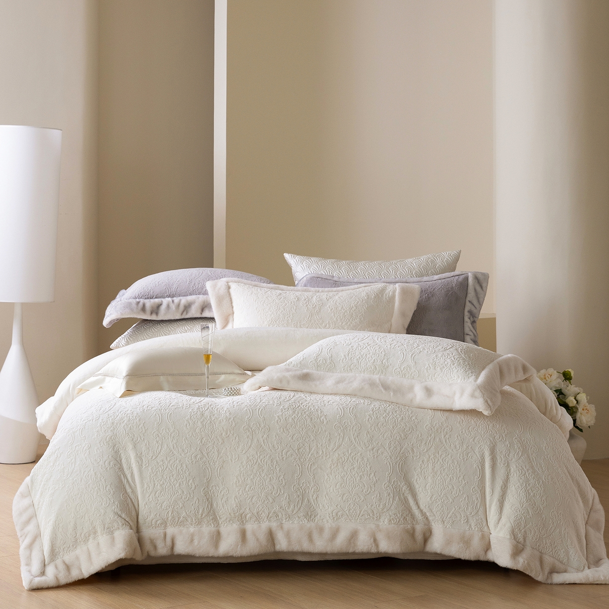 91家纺网 家纺一手货源 找家纺 （总）佳汐蓝家纺 2025新款奶芙绒浮雕工艺四件套-雪春北集 控价：券后不低于458