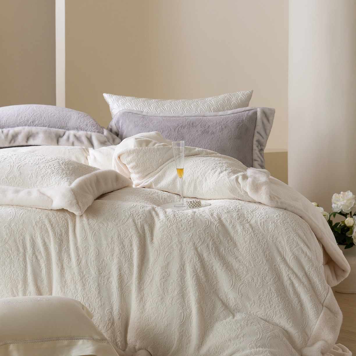 91家纺网 家纺一手货源 找家纺 （总）佳汐蓝家纺 2025新款奶芙绒浮雕工艺四件套-雪春北集 控价：券后不低于458