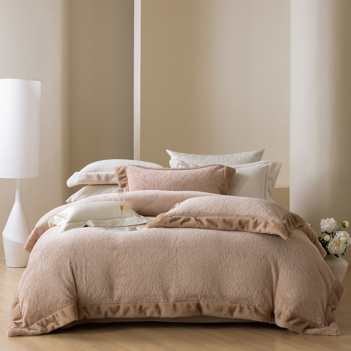 91家纺网 家纺一手货源 找家纺 （总）佳汐蓝家纺 2025新款奶芙绒浮雕工艺四件套-雪春北集 控价：券后不低于458