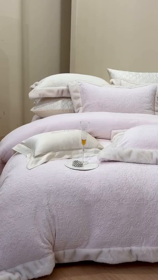 91家纺网 家纺一手货源 找家纺 佳汐蓝家纺 2025新款奶芙绒浮雕工艺四件套-雪春北集 控价：券后不低于458 雪春北集-粉色