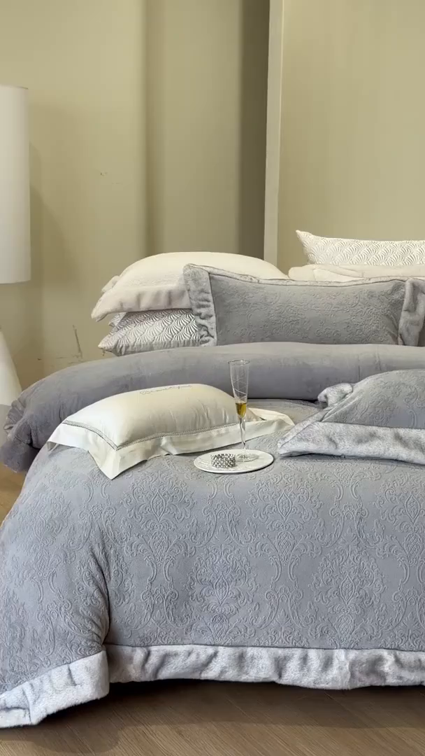 91家纺网 家纺一手货源 找家纺 佳汐蓝家纺 2025新款奶芙绒浮雕工艺四件套-雪春北集 控价：券后不低于458 雪春北集-灰色