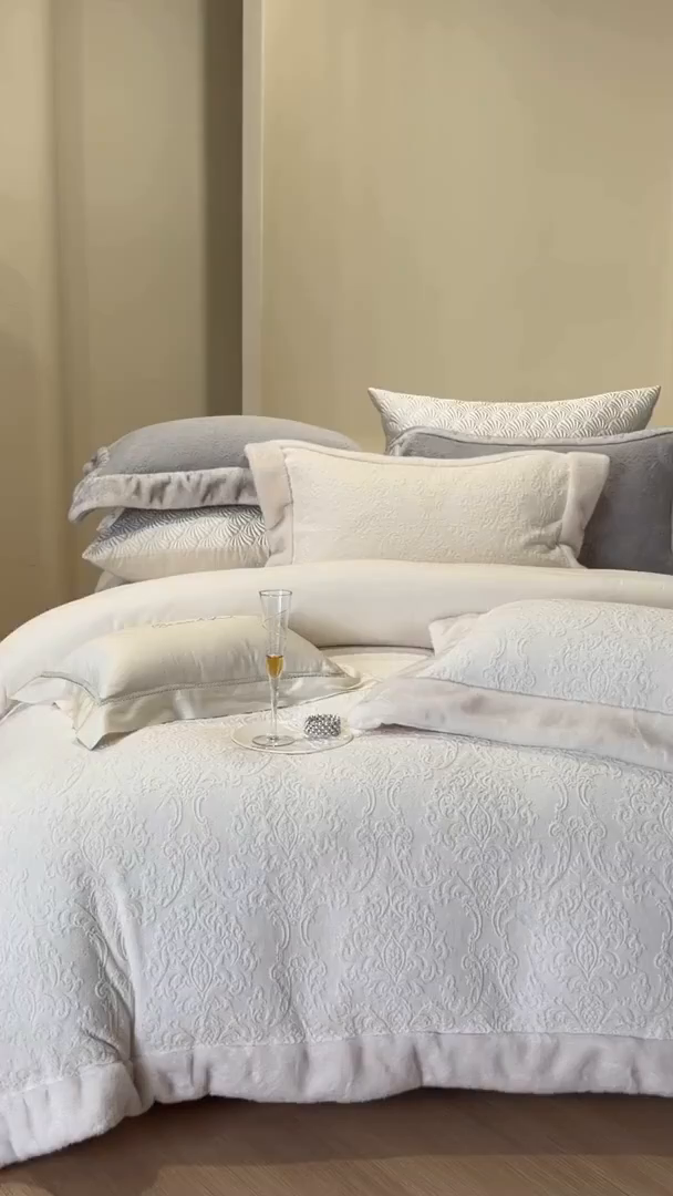 91家纺网 家纺一手货源 找家纺 佳汐蓝家纺 2025新款奶芙绒浮雕工艺四件套-雪春北集 控价：券后不低于458 雪春北集-白色
