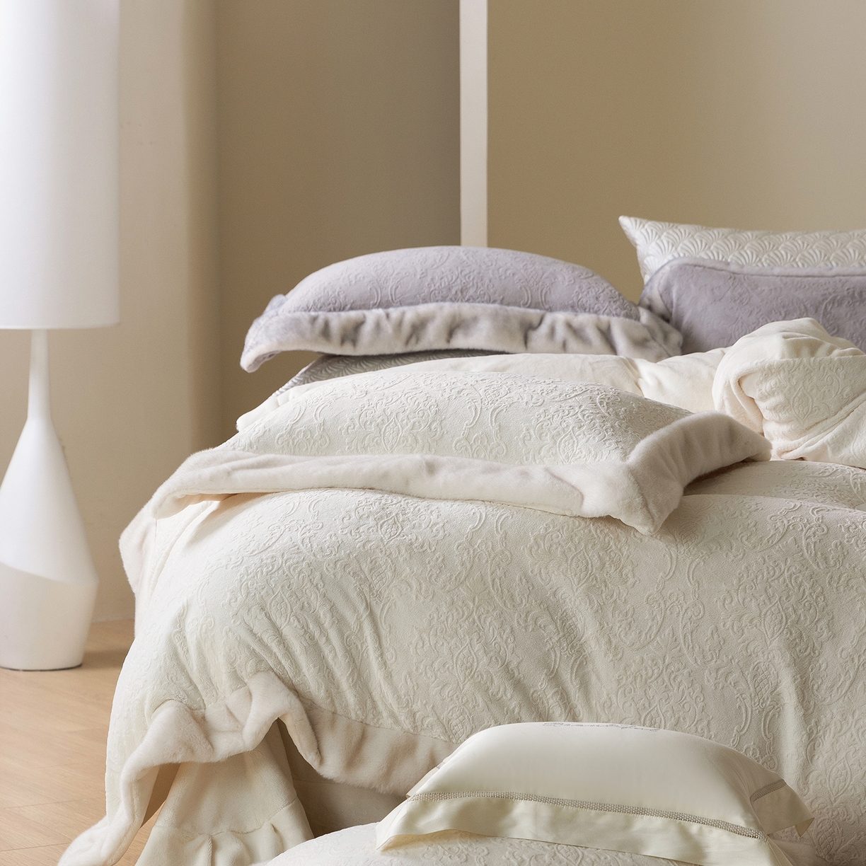 91家纺网 家纺一手货源 找家纺 佳汐蓝家纺 2025新款奶芙绒浮雕工艺四件套-雪春北集 控价：券后不低于458 雪春北集-白色