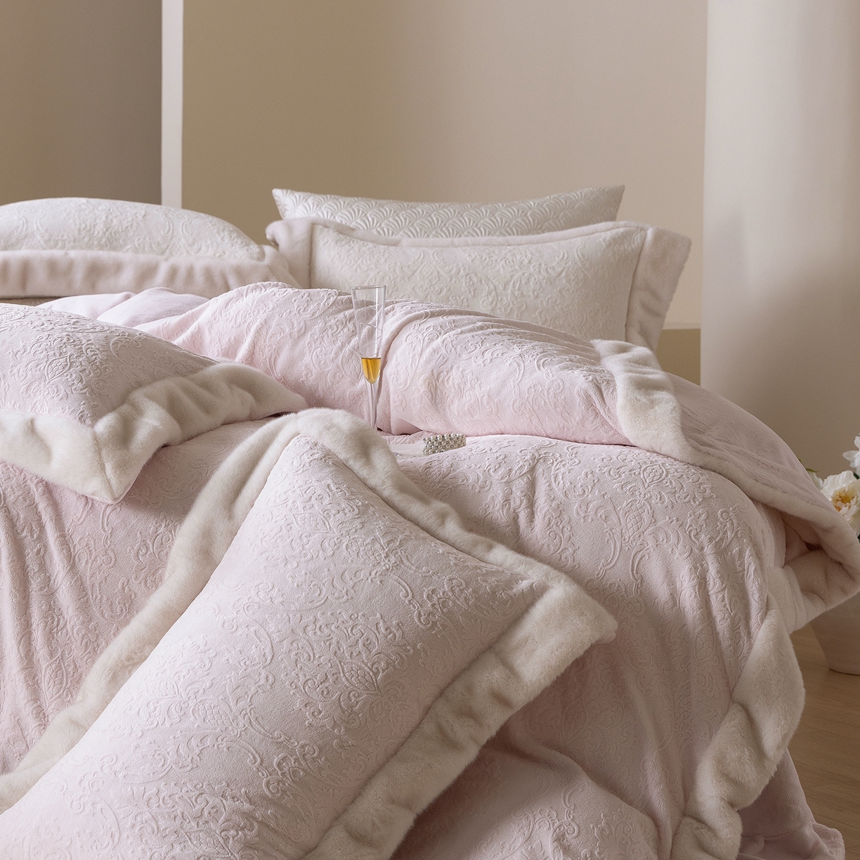 91家纺网 家纺一手货源 找家纺 佳汐蓝家纺 2025新款奶芙绒浮雕工艺四件套-雪春北集 控价：券后不低于458 雪春北集-粉色