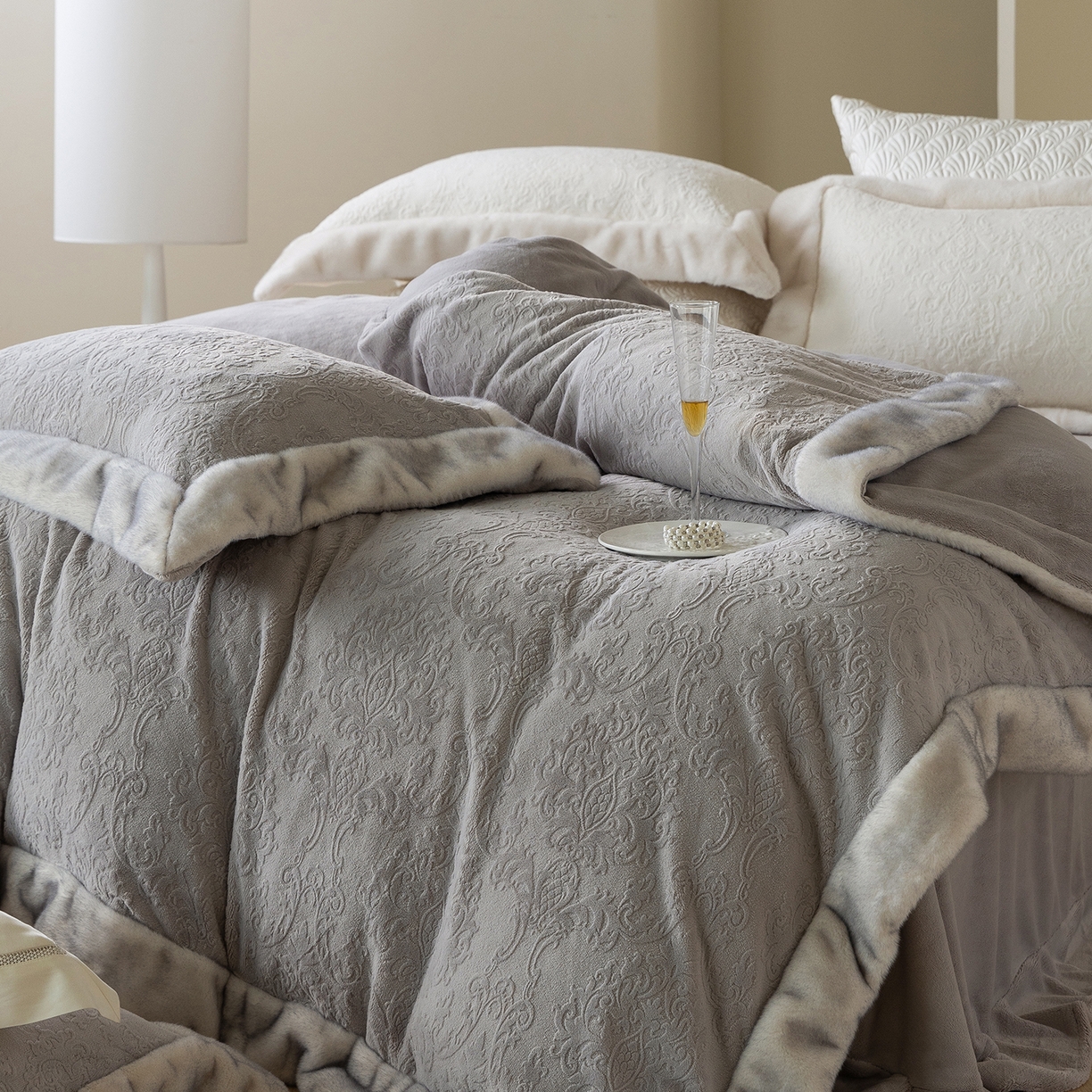 91家纺网 家纺一手货源 找家纺 佳汐蓝家纺 2025新款奶芙绒浮雕工艺四件套-雪春北集 控价：券后不低于458 雪春北集-灰色