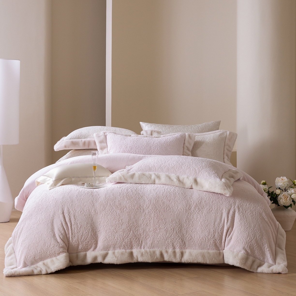 91家纺网 家纺一手货源 找家纺 （总）佳汐蓝家纺 2025新款奶芙绒浮雕工艺四件套-雪春北集 控价：券后不低于458